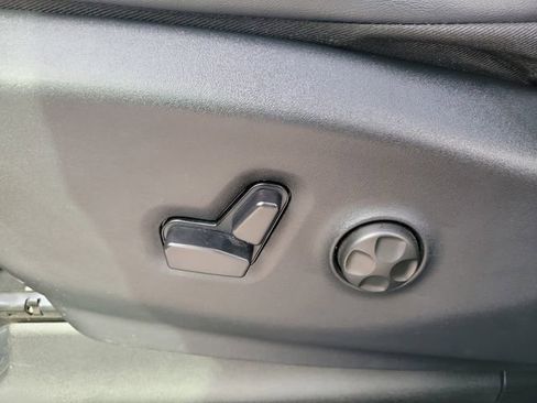 Used 2025 Chrysler Voyager LX image 16