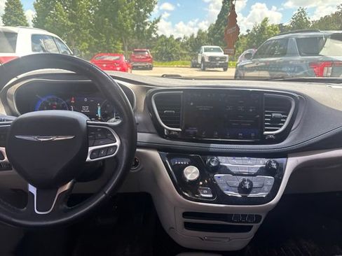 Used 2021 Chrysler Pacifica Touring-L FWD image 9