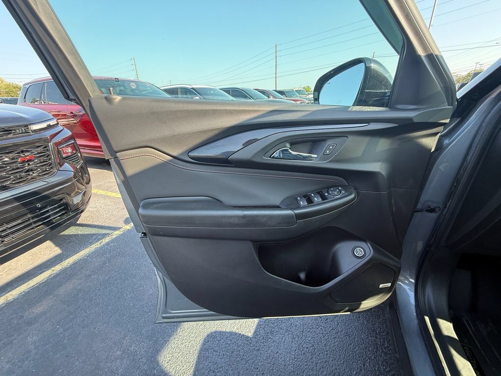 Used 2021 Chevrolet TrailBlazer RS w/ Sun and Liftgate Package FWD image 11
