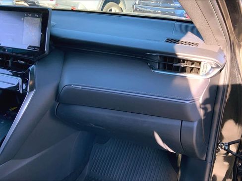 Used 2022 Toyota Venza Limited image 18