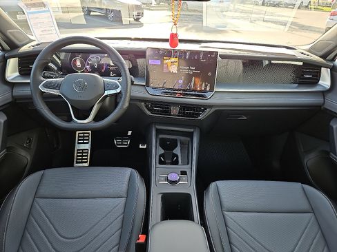 New 2026 Volkswagen Tiguan SE R-Line image 8