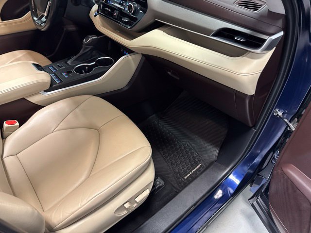 Used 2022 Toyota Highlander XLE AWD/4WD image 29