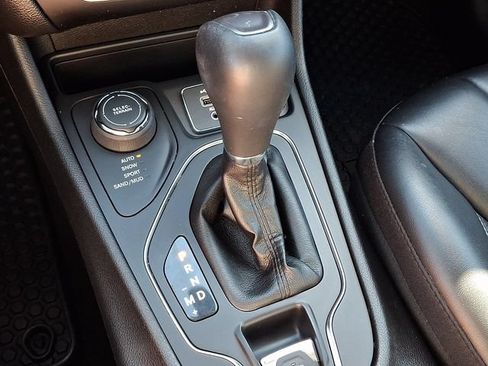 Used 2019 Jeep Cherokee Latitude Plus w/ Cold Weather Group AWD/4WD image 15
