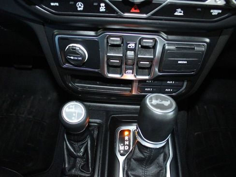 Used 2022 Jeep Wrangler Unlimited Sahara AWD/4WD image 35