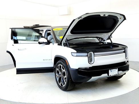 Used 2025 Rivian R1S Adventure image 9