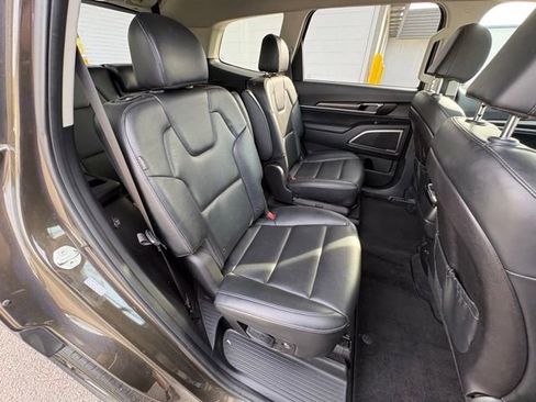 Used 2025 Kia Telluride S FWD image 31