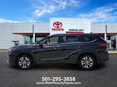 Used 2021 Toyota Highlander XLE FWD image 2