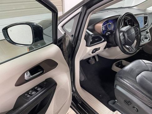 Used 2017 Chrysler Pacifica Touring-L Plus w/ Uconnect Theatre Group FWD image 13