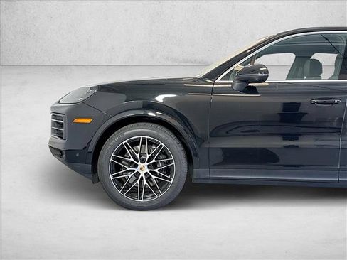 Certified 2025 Porsche Cayenne w/ Premium Package AWD/4WD image 26