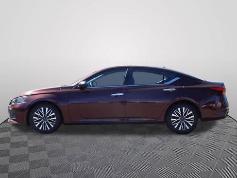 Used 2024 Nissan Altima 2.5 SV FWD image 2