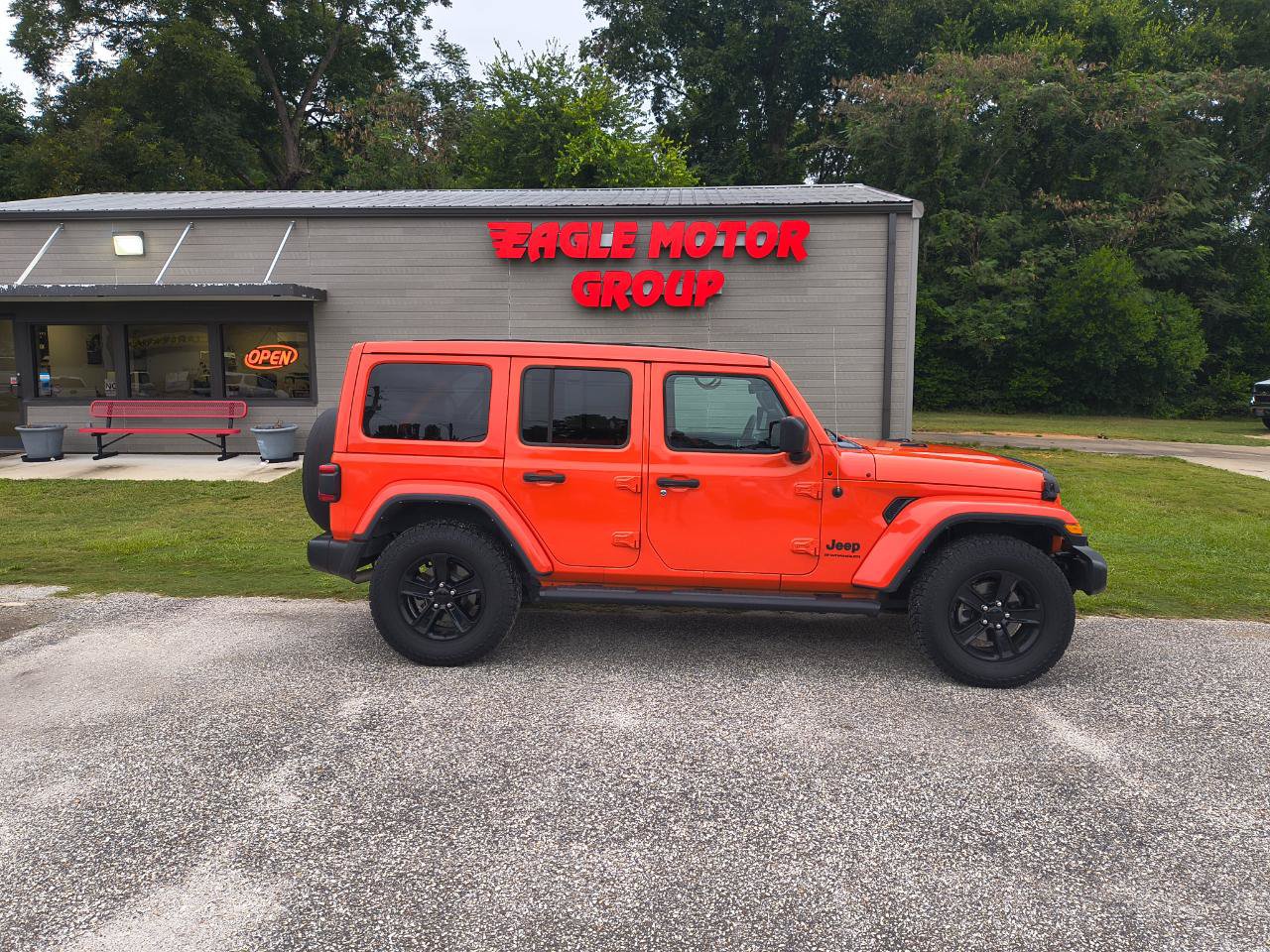 Used 2023 Jeep Wrangler Unlimited Sahara AWD/4WD image 1