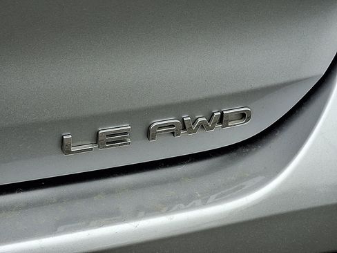 Used 2024 Toyota Highlander LE AWD/4WD image 32