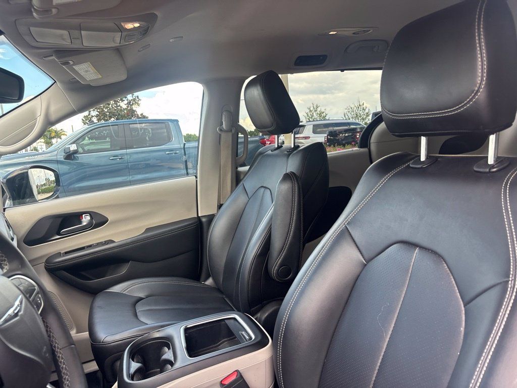 Used 2024 Chrysler Pacifica Touring-L FWD image 9