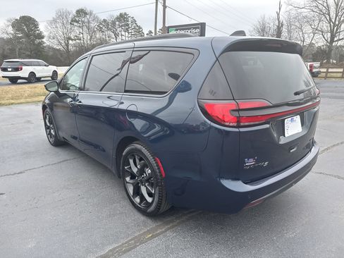 Used 2025 Chrysler Pacifica Limited image 7