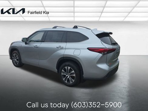 Used 2022 Toyota Highlander XLE AWD/4WD image 3