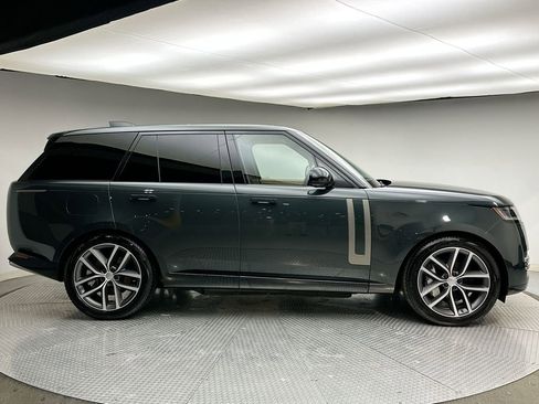 Used 2025 Land Rover Range Rover SE image 14