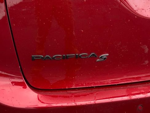 Used 2025 Chrysler Pacifica Limited image 8