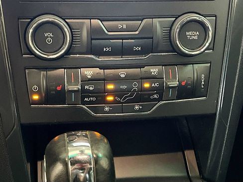Used 2019 Ford Explorer XLT w/ Equipment Group 202A AWD/4WD image 16