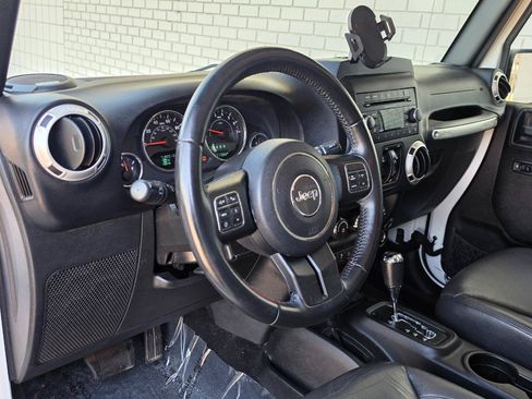 Used 2017 Jeep Wrangler Unlimited Sahara w/ Dual Top Group AWD/4WD image 8