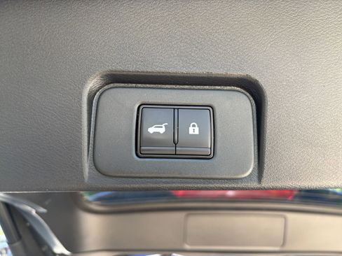 Used 2025 Nissan Rogue SV AWD/4WD image 23