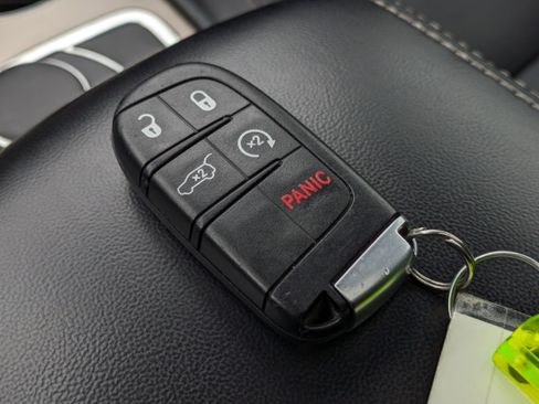 Used 2017 Jeep Grand Cherokee Limited image 36