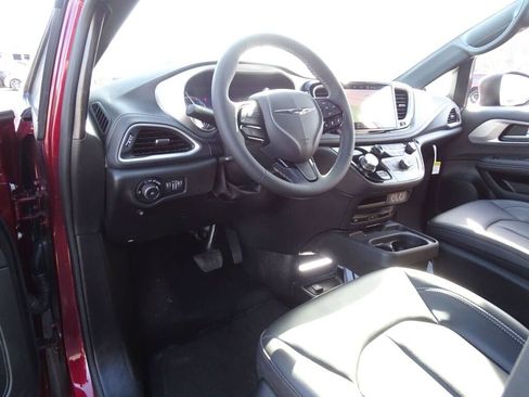 Used 2023 Chrysler Pacifica Touring-L w/ Uconnect Theater Family Group FWD image 18