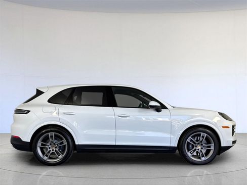 Used 2025 Porsche Cayenne image 9