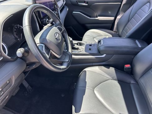 Used 2023 Toyota Highlander XLE FWD image 10