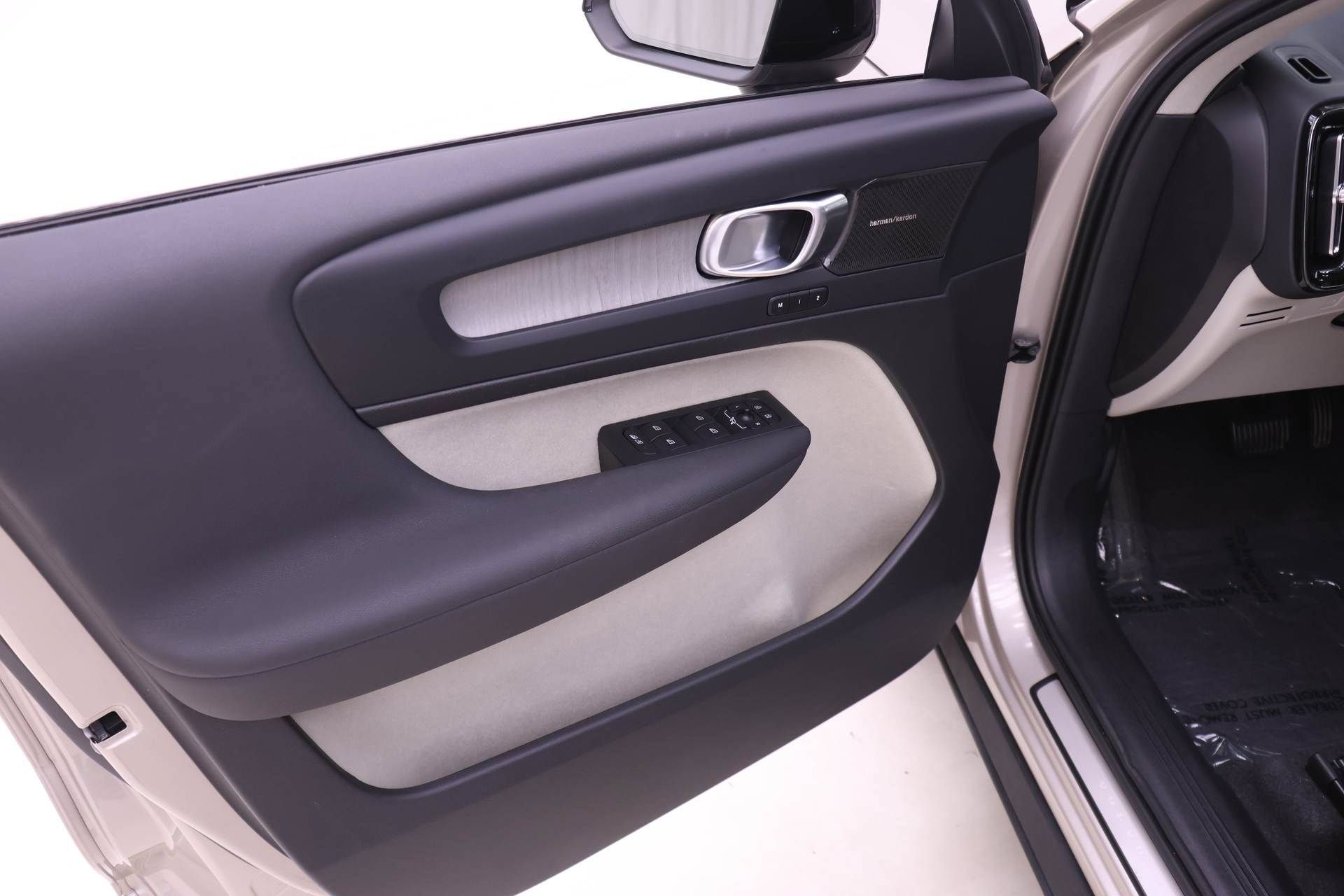 Certified 2024 Volvo XC40 B5 Ultimate w/ Protection Package Premier AWD/4WD image 13