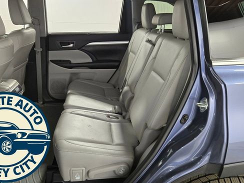 Used 2017 Toyota Highlander XLE image 29