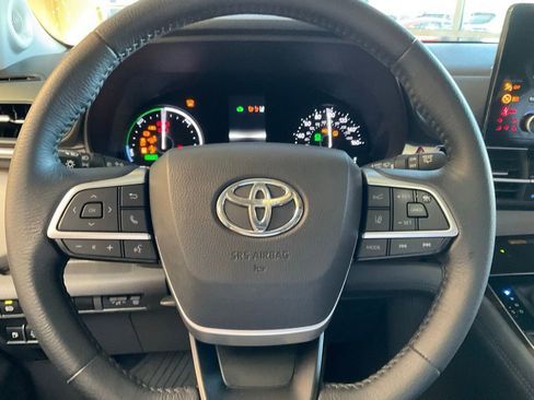 Used 2022 Toyota Sienna XLE w/ XLE Plus Package image 12