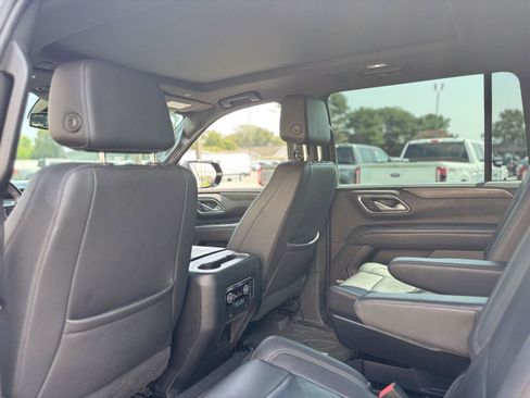 Used 2023 Chevrolet Suburban Z71 w/ Luxury Package AWD/4WD image 15