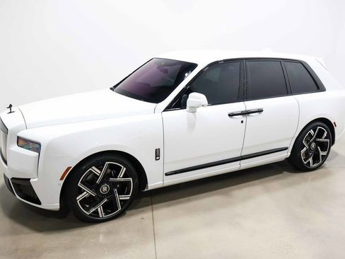 Used 2025 Rolls-Royce Cullinan Black Badge AWD/4WD image 4