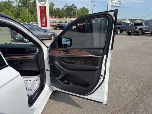 Used 2025 Jeep Grand Cherokee L Summit w/ Advanced Protech Group IV AWD/4WD image 20