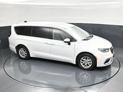 Certified 2023 Chrysler Pacifica Touring-L FWD image 51