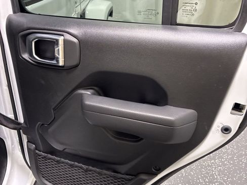 Used 2023 Jeep Gladiator Willys AWD/4WD image 27