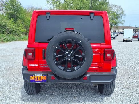 Used 2025 Jeep Wrangler Unlimited Sahara AWD/4WD image 9