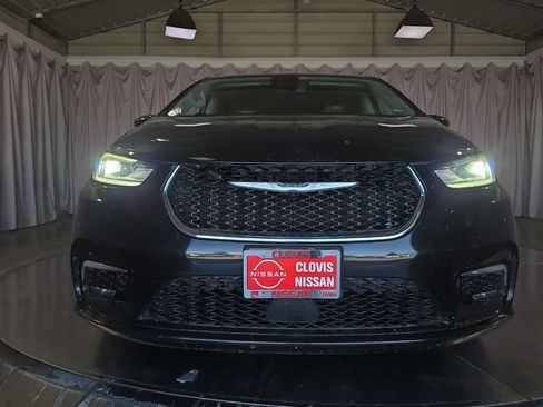 Used 2023 Chrysler Pacifica Touring-L FWD image 11