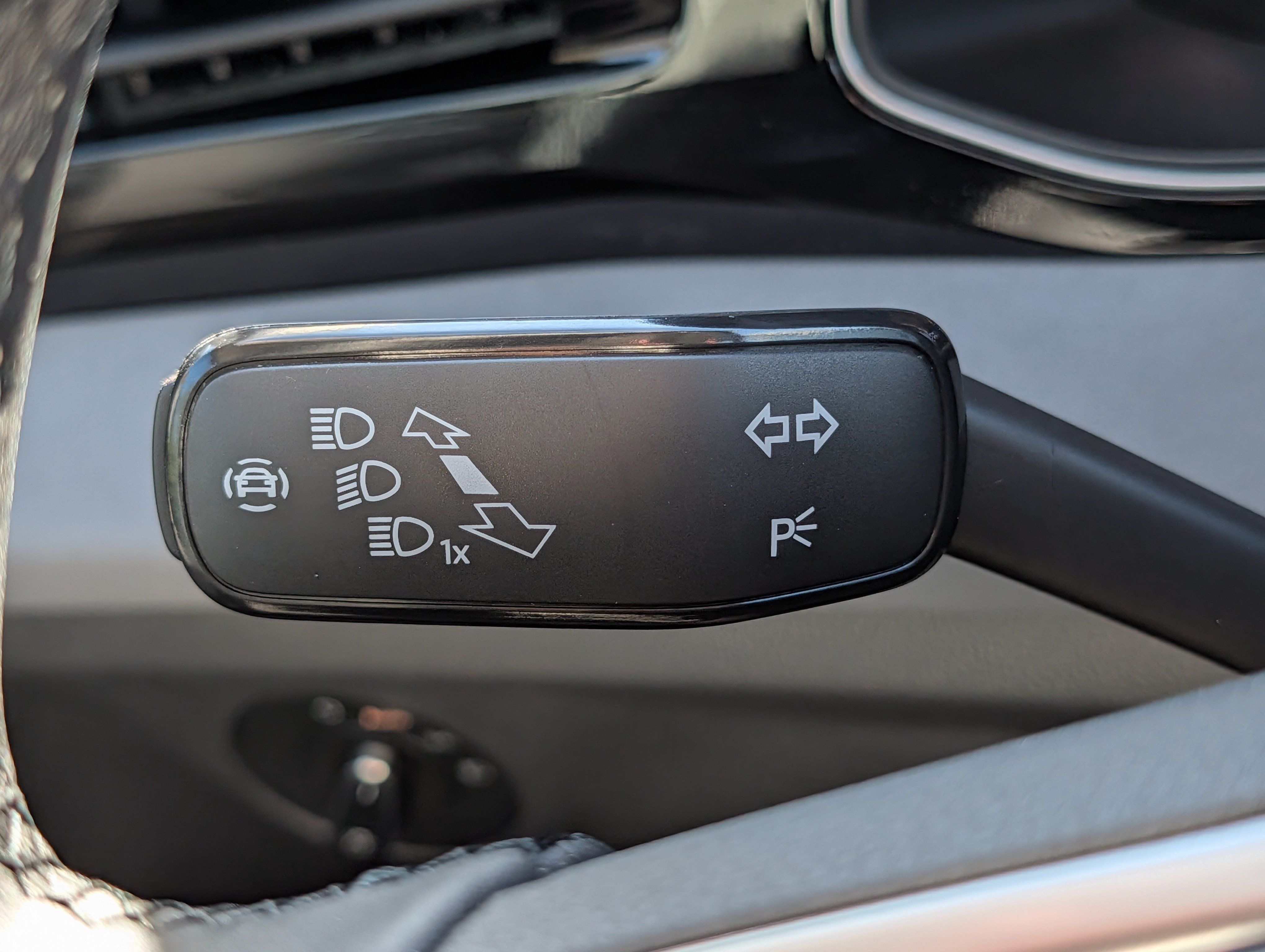 Certified 2025 Volkswagen Jetta SE FWD image 29