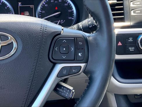 Used 2018 Toyota Highlander XLE AWD/4WD image 25