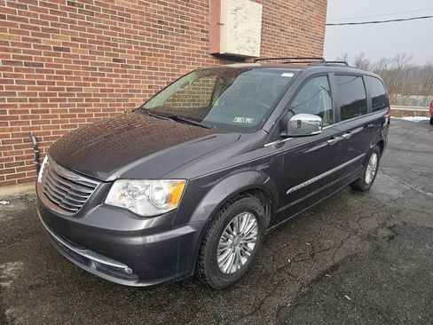 Used 2015 Chrysler Town & Country Touring-L w/ Driver Convenience Group FWD image 3