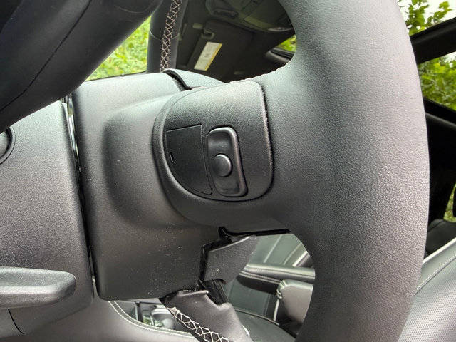 Used 2025 Chrysler Pacifica Limited FWD image 14