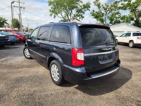 Used 2013 Chrysler Town & Country Touring FWD image 7