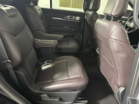 Used 2025 Ford Explorer Platinum RWD image 19