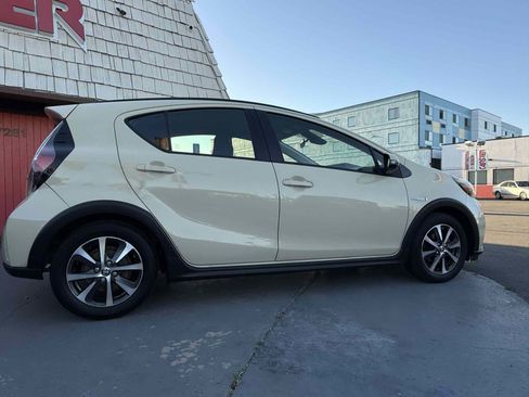 Used 2018 Toyota Prius C Two image 37
