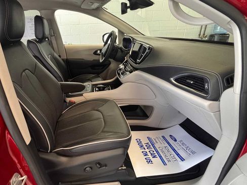 Used 2024 Chrysler Pacifica Limited FWD image 14