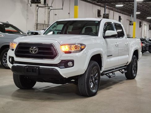 Used 2023 Toyota Tacoma SR5 w/ Technology Package image 4