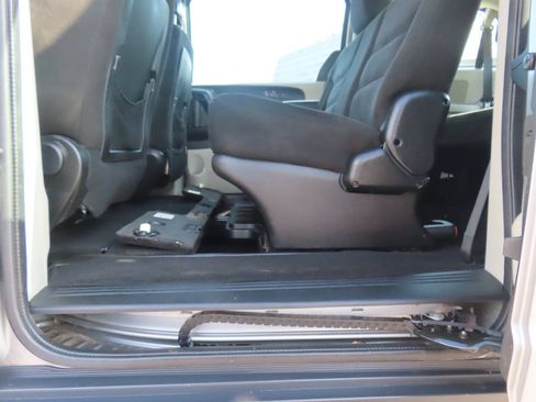 Used 2016 Dodge Grand Caravan American Value Package w/ UConnect Hands-Free Group FWD image 13