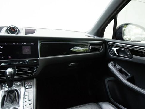 Used 2021 Porsche Macan w/ Premium Package Plus AWD/4WD image 39