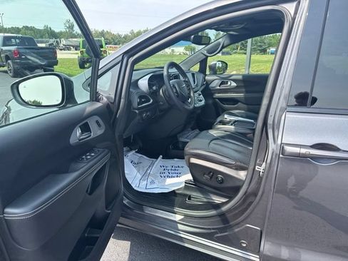 Used 2022 Chrysler Pacifica Touring-L w/ Uconnect Theater Family Group AWD/4WD image 10